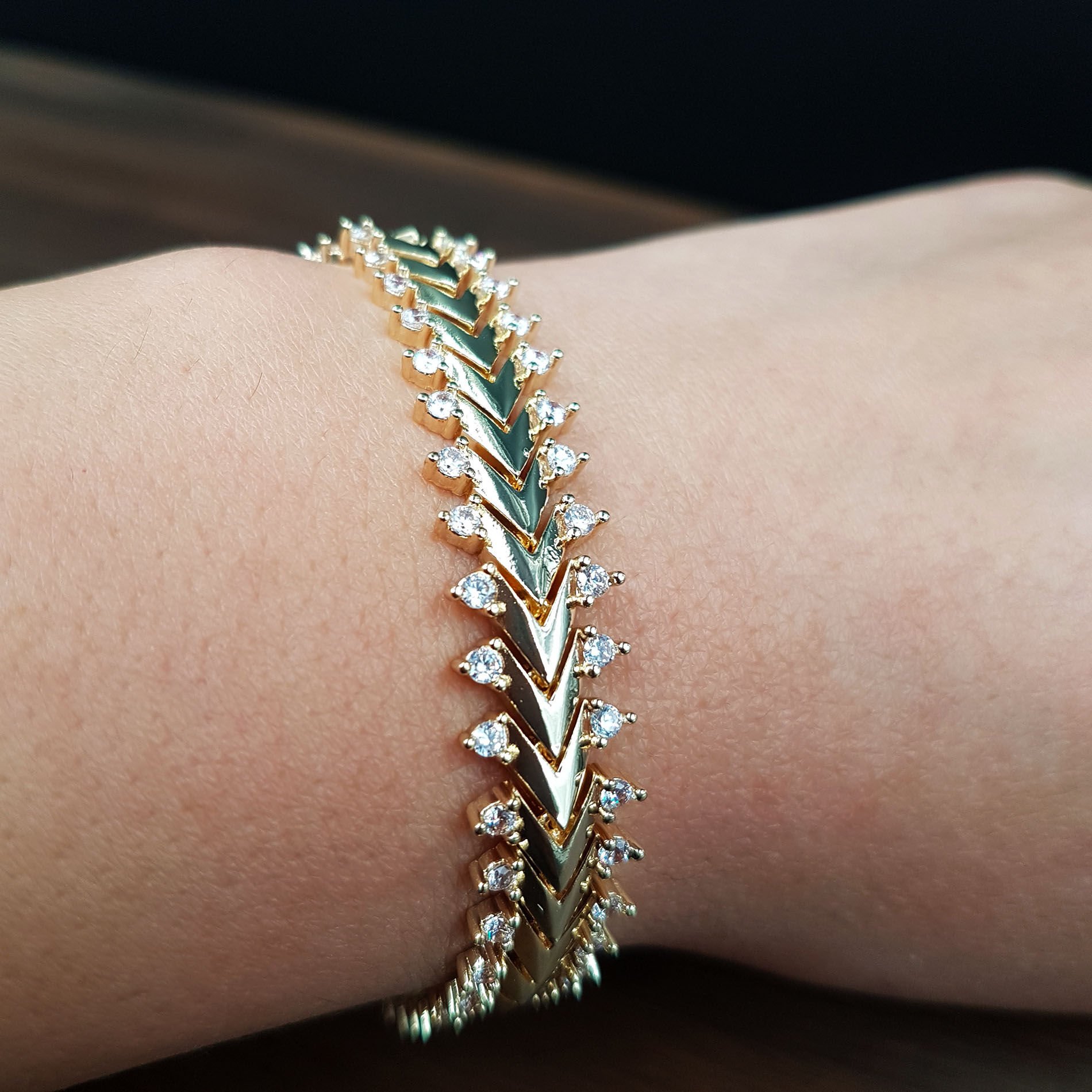 Balık Sırtı Tasarım Taşlı Kadın Çelik Bileklik