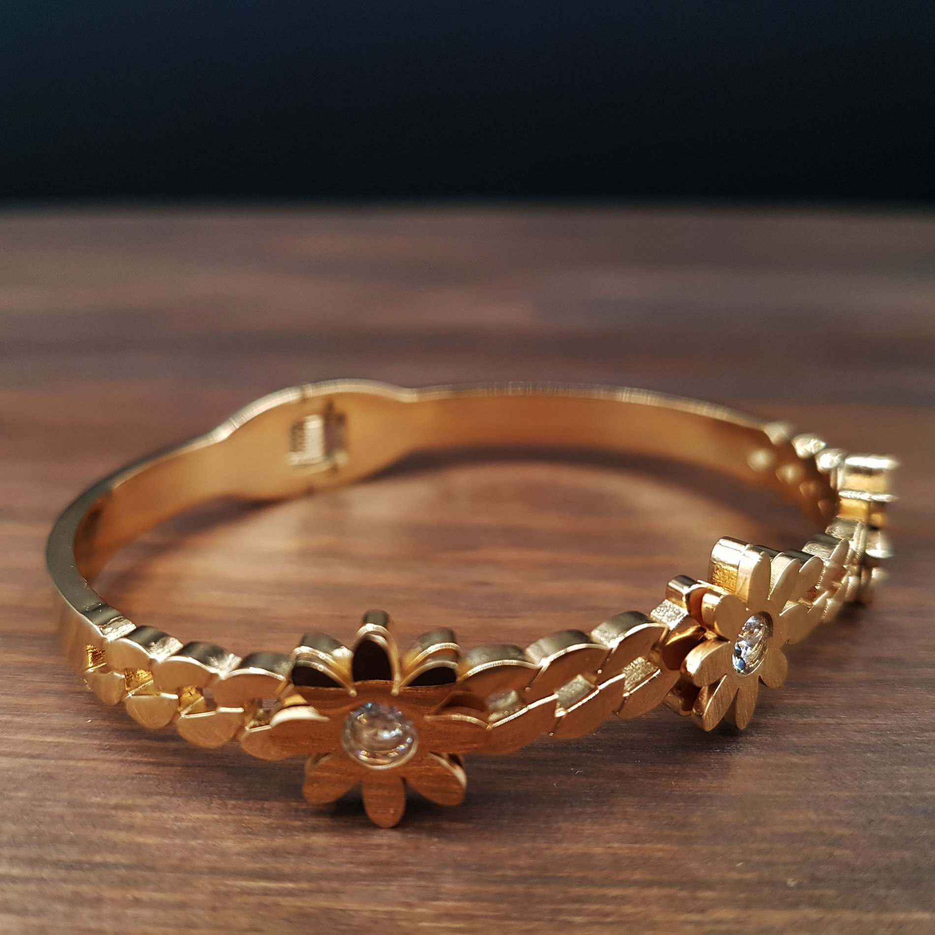 Gold Çiçek Tasarım Kadın Çelik Kelepçe