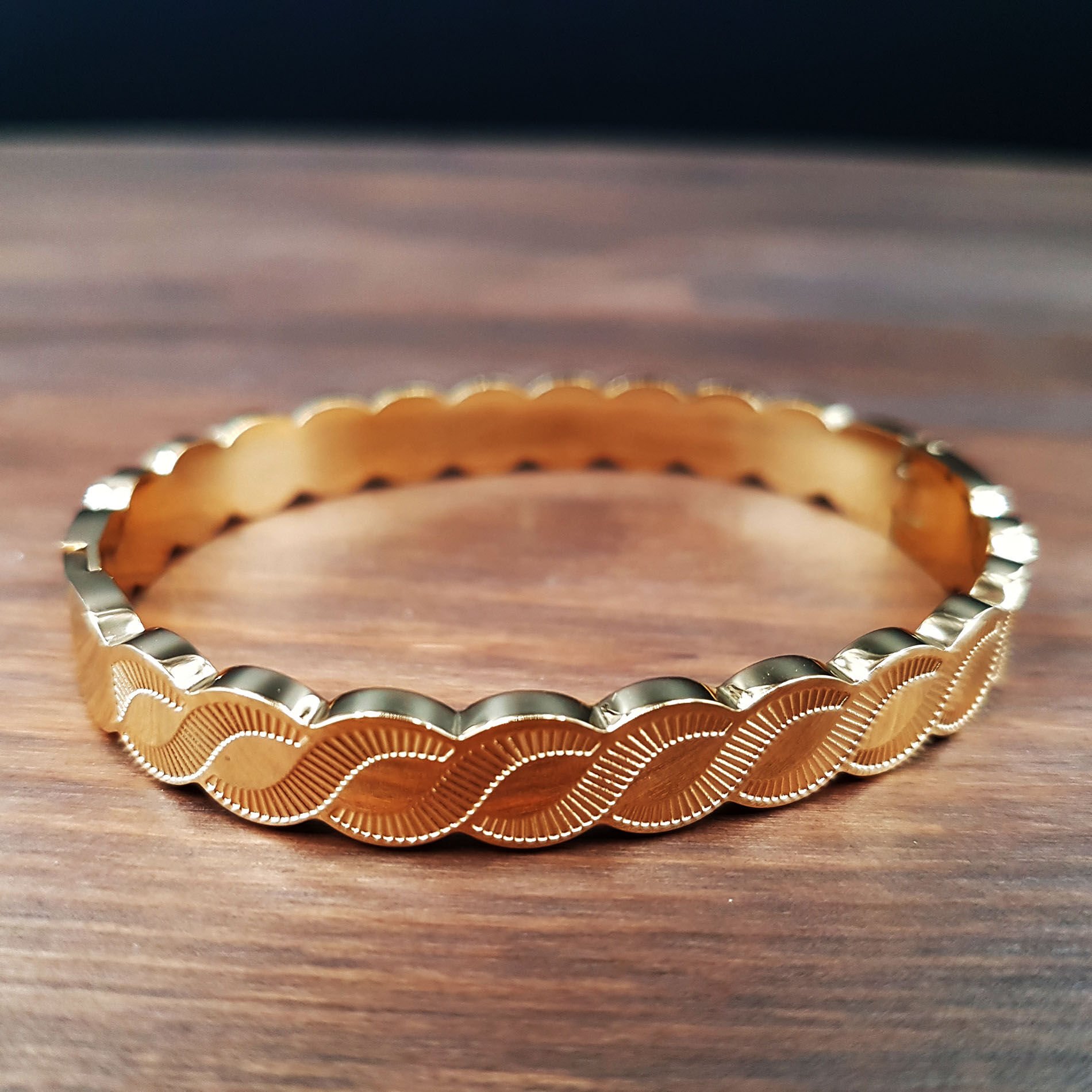 Gold Renk Burgu Tasarım Kadın Çelik Kelepçe