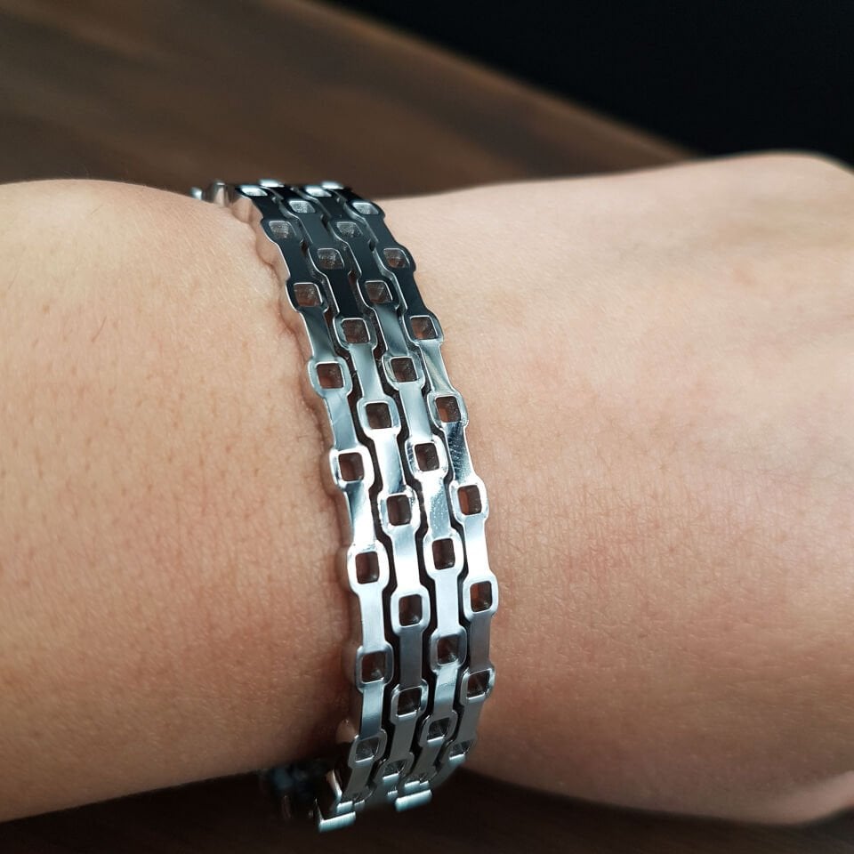 Gümüş Renk Kadın Çelik Kelepçe