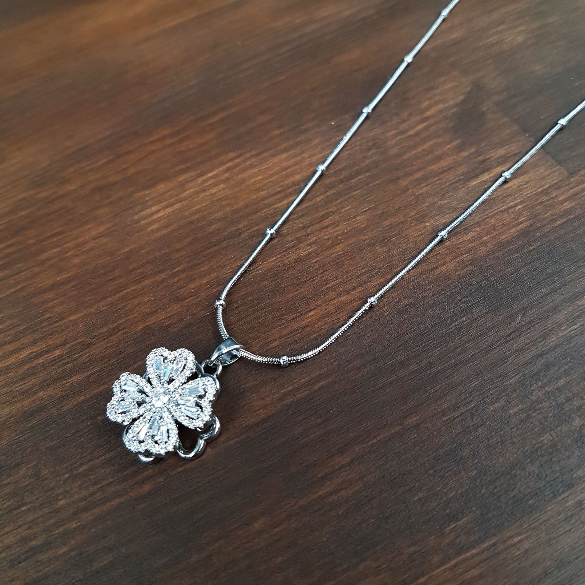 Dönen Çarklı Yonca Kadın Çelik Kolye