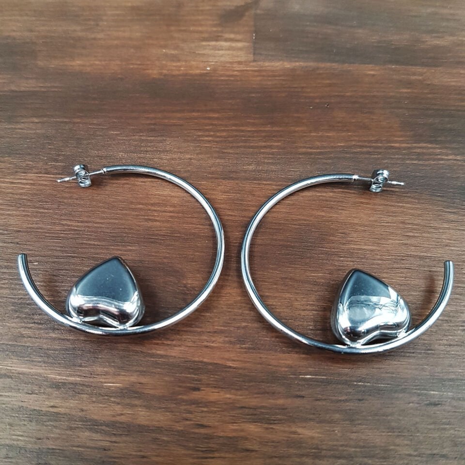 Büyük Boy Kalp Tasarım Halka Çelik Küpe