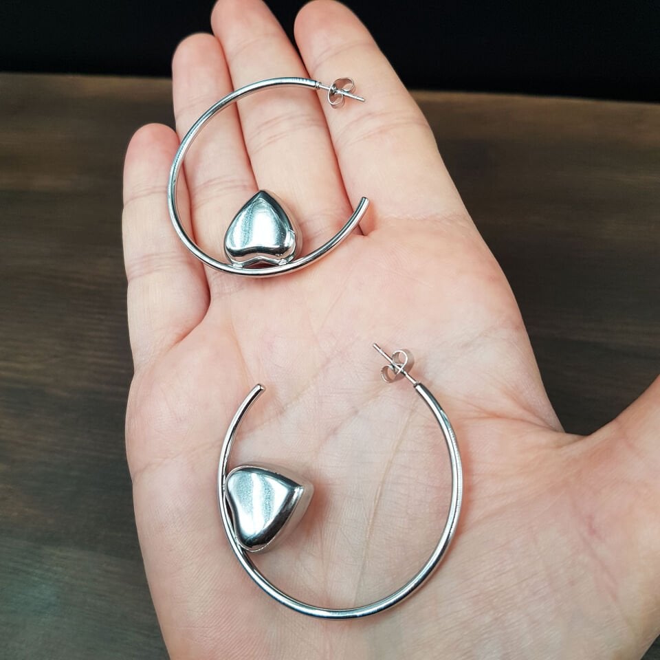 Büyük Boy Kalp Tasarım Halka Çelik Küpe