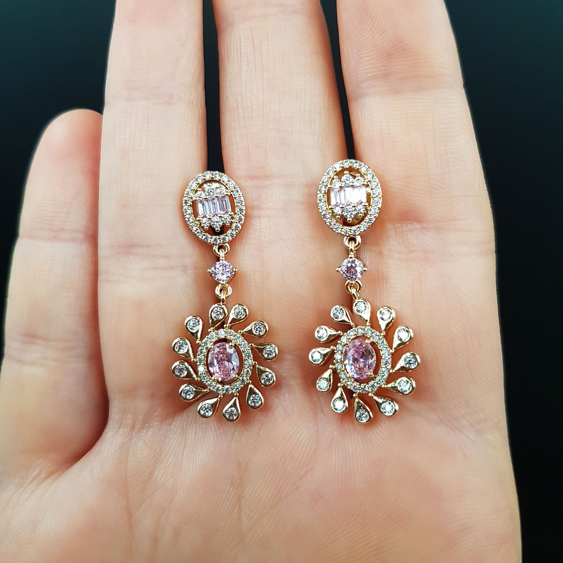 Pembe Zirkon Taş Tasarım Sallantı Gold Çelik Küpe